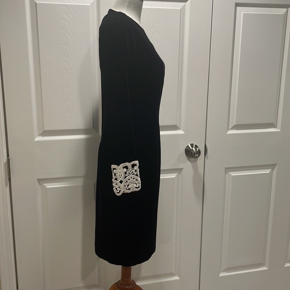 Jessica McClintock vintage dress in black velvet & lace w/ pearls on sleeves. - Picture 5 of 10